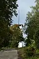 Der Turm wird erst auf den letzten Metern des auf die Bergkuppe führenden Wanderwegs sichtbar