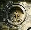 Südwestportal-Rosette 1: Monogramm von König Georg V.