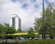 Volksparksteg von 1971. Die Schrägseilbrücke verbindet den Volkspark Wilmersdorf über der Bundesallee