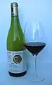 Flasche Volnay mit Glas