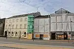 Links der um 1850 erbaute Kaysers Hof, der eine ganze Zeit lang als Eroscenter diente. Im Gebäude rechts befand sich das Lokal Journal und eine American Tabledance Bar. (Foto 2013, vor Sanierung und Neubau)