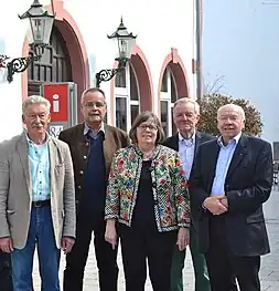 Vorstände des Altertumsvereins vor dem Museum, 2018; ganz rechts Chefarzt Günter Herrmann