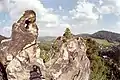 auf dem höchsten Punkt der Burg, über der rechten Kante der Burg die Felsen vom Naturdenkmal Suché skály