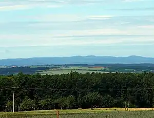 Blick vom Berg Louštín auf das Duppauer Gebirge: Hradiště (mittig) und Pustý zámek (rechts)