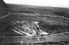 Decauville-Bahndamm bei den Ausgrabungen von Ugarit, Syrien