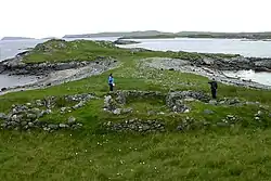 Ruinen von Häusern und eine Darre auf der Ostseite der Insel