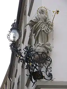 Hausmadonna (Kopie) als Himmelskönigin mit Lilienzepter und Sternenkranz auf der Schlange u. der Weltkugel, Haus Blasiusgasse 9 in Würzburg