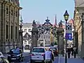 Oeggtor in Gesamtansicht mit Straßenverkehr