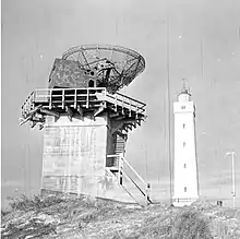Funkmess-Ortungsgerät FuMO 214 („Seeriese“) der Kriegsmarine auf einem Betonturm im besetzten Dänemark neben dem Leuchtturm Blåvandshuk Fyr