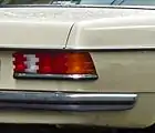 Die verchromte Leiste unter den Rückleuchten und die lange Stoßstange waren 280 und 280&nbsp;E vorbehalten.