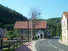 Der Gehweg war früher die Bahntrasse – am Hp. Heiligenstein