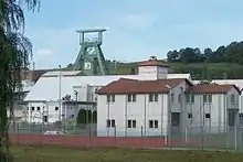 Teilansicht mit Feuerwehr und Förderturm