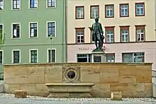 Wieland-Brunnen und Denkmal im Zentrum des Wieland-Platzes in Weimar