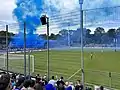 Spielunterbrechung nach dem Einsatz von blaufarbiger Pyrotechnik durch die Kickers-Fans