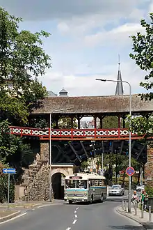Sonder­fahrt eines mit E gekenn­zeich­neten histo­rischen Busses in Wies­baden