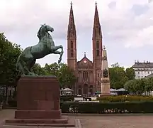 Der Luisenplatz mit dem springenden Pferd, rechts der Waterloo-Obelisk, dahinter die St.-Bonifatius-Kirche