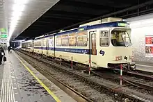 Zug der Bad­ner Bahn (WLB) in der Hal­te­stel­le Eichen­stra­ße