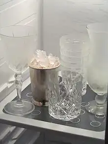 Cocktailgläser und ein Julep-Becher mit Crushed Ice im Tiefkühler