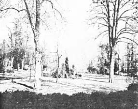 Der 1882 angelegte Park des Lindenplatzes vor seiner weitgehenden Beseitigung 1905, von der Puppenbrücke aus gesehen