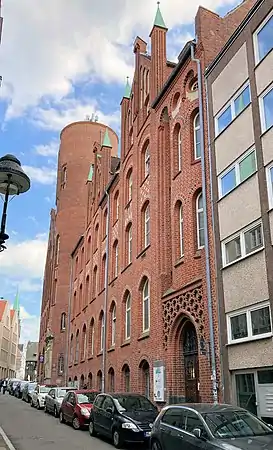 Fassade des Posthofs in der Braunstraße mit dem ehemaligen Telegrafen- und Fernsprechturm
