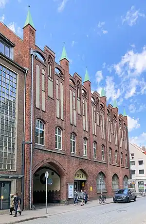 Hauptfassade des Posthofs am Schüsselbuden, 2022