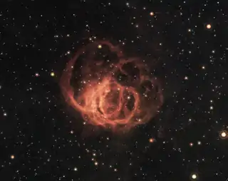 Infrarotaufnahme des Nebels um WR 102 (Daten von WISE und dem Spitzer-Weltraumteleskop)
