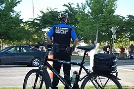 Ein Washington State Trooper patrouilliert an den Ufern des Capitol Lake während der Lakefair in Olympia, Washington.