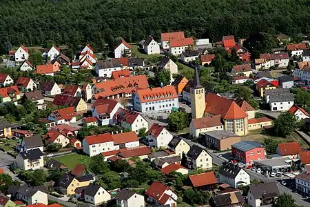 Ortskern mit Pfarrkirche St. Stephanus (2013)