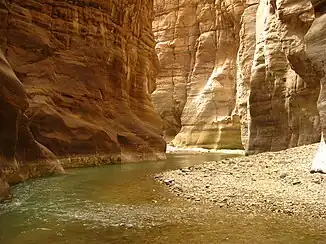 Das Wadi Mudschib wird auch als „Grand Canyon Jordaniens“ bezeichnet und eignet sich für Trekkingtouren und Canyoning