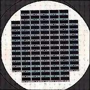 Wafer (125 mm Durchmesser) mit 90 Chips U61000. (Hochaufgelöst)