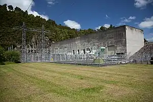 Waipapa Power Station unterhalb des Damms