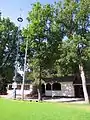 Vereinshütte mit Maibaum