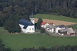Fahrenberg mit Wallfahrtskirche (2016)