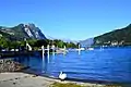 Ufer mit Hafen