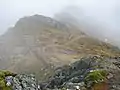 Der über den Grat des Garbh Chioch Mhòr verlaufende Steinwall