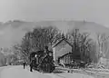 Wallerfangen, Bahnhof mit Eisenbahnwagons um das Jahr 1897, im Hintergrund der Limberg (Archiv des Vereins für Heimatforschung Wallerfangen)