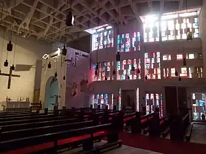 Inneres, rechts neben dem Altar die romanische Kapelle