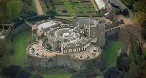 Walmer Castle 2011 (links) und ein Grundriss von 1539, entweder des Walmer Castle oder des Sandown Castle (rechts)