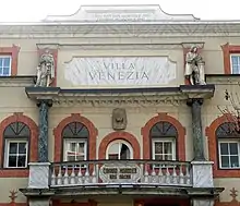 Detail aus der Villa Venezia mit Darstellung der Minnesänger Oswald von Wolkenstein links und Walther von der Vogelweide rechts, in der Mitte Albrecht Dürer