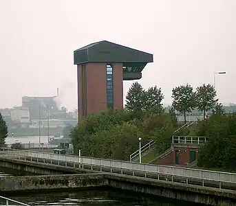 Turm des Schleusensteuerstand - Blick von den Sparbecken