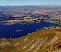 Blick auf Wanaka vom Roys Peak. Im Hintergrund der Clutha River/Mata-Au, links oben ist das südliche Ende des Lake Hāwea erkennbar