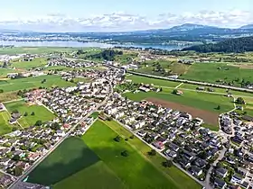 Drohnenaufnahme auf Höhe Bahnhof Siebnen-Wangen mit Blick Richtung Dorfzentrum.