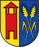 Ein schwebender, spitzbedachter roter Burgturm slawischer Bauart (Brenz/Mecklenburg)