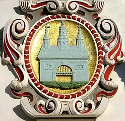 Detail des Hauptportals: Das Kirchhainer Wappen von 1905, welches die Stadtkirche Kirchhain zeigt (Foto von 2007).
