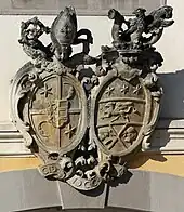 Doppelwappen über dem Portal des Mollner Pfarrhofes