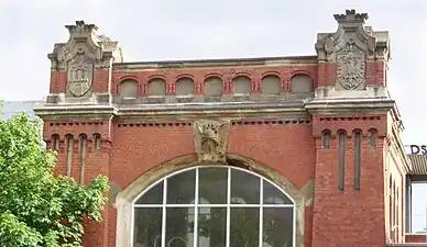 Die Wappenembleme von Hamburg und Preußen am Empfangsgebäude des Bahnhofs Sternschanze erinnern an die Bauträger der Verbindungsbahn.