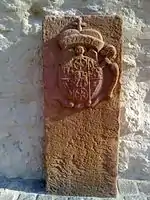 Großer Wappenstein rechts mit dem Wappen des Kurmainzer Erzbischofs Johann Philipp von Schönborn