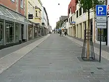 Die barrierefrei umgestaltete Hauptstraße aus Richtung Neustadtmarktplatz