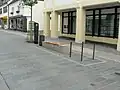 Neuer Straßenbelag und Sitzmöglichkeiten auf der Hauptstraße