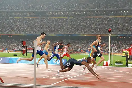 Der Zieleinlauf hinter LaShawn Merritt: Jeremy&nbsp;Wariner (7 – Silber), David&nbsp;Neville (9 – Bronze im Sturz über die&nbsp;Ziellinie), Chris&nbsp;Brown (verdeckt), Leslie&nbsp;Djhone (Dritter von links), Martyn&nbsp;Rooney (ganz links), Renny&nbsp;Quow (Vierter von links), Johan&nbsp;Wissman (Zweiter von&nbsp;links)